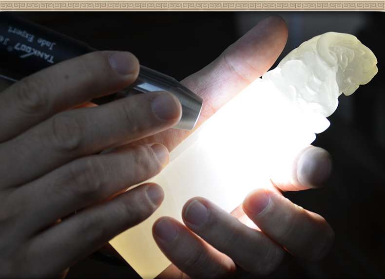 照玉強(qiáng)光手電筒不只可以鑒定琥珀，還可以鑒別各種的玉石、原石