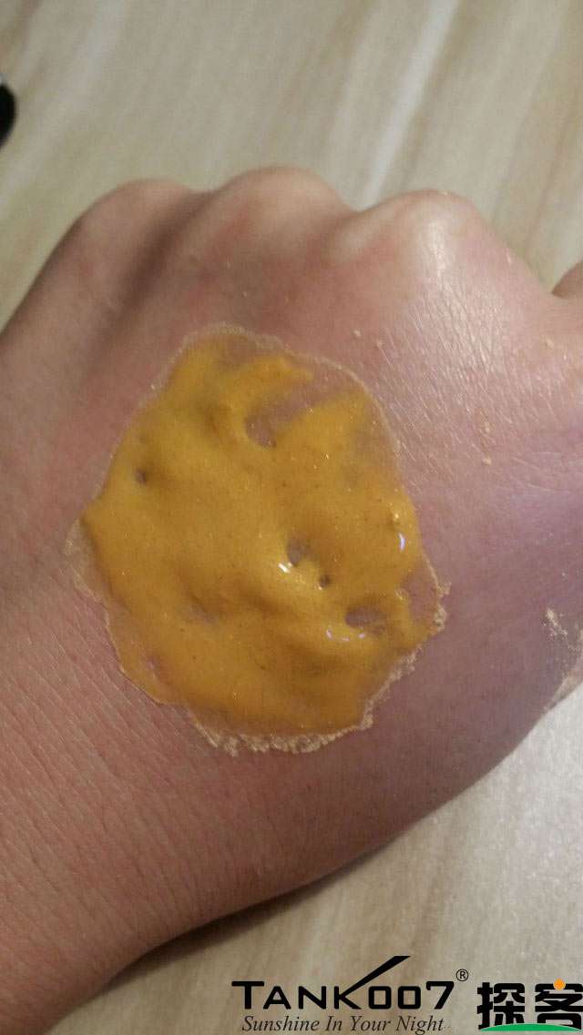 客戶買了紫光手電驗熒光劑，先拿面膜大姨媽巾開刀 