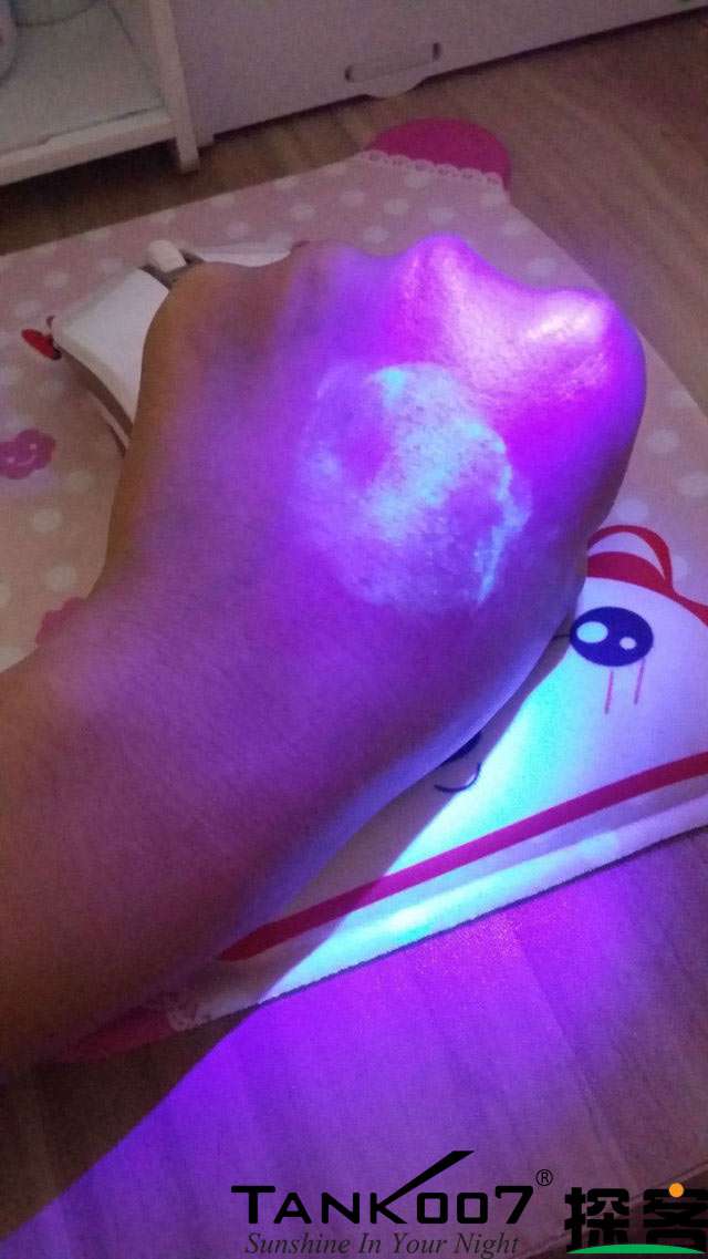 客戶買了紫光手電驗熒光劑，先拿面膜大姨媽巾開刀 