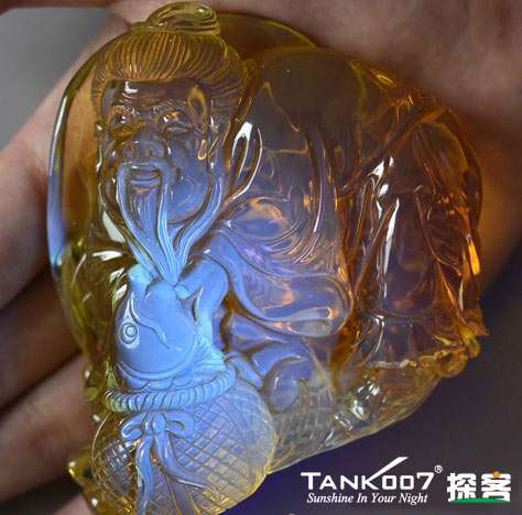 網(wǎng)上用紫光手電鑒定琥珀的帖子這么多，哪個是真假？