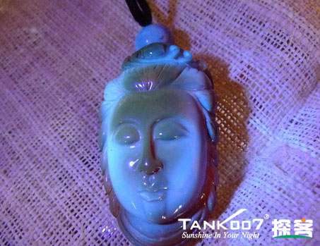 網(wǎng)上用紫光手電鑒定琥珀的帖子這么多，哪個是真假？
