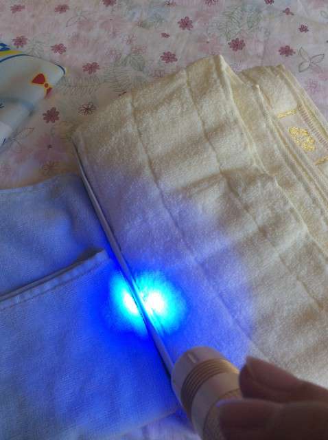  寶媽買了紫光手電，衣服上好多熒光劑，看的心慌害怕