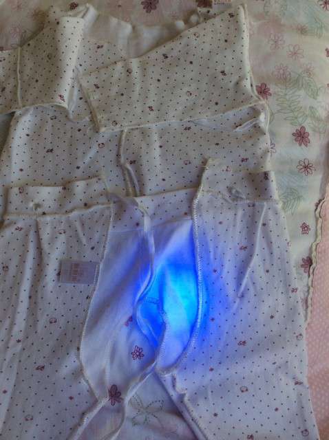  寶媽買了紫光手電，衣服上好多熒光劑，看的心慌害怕