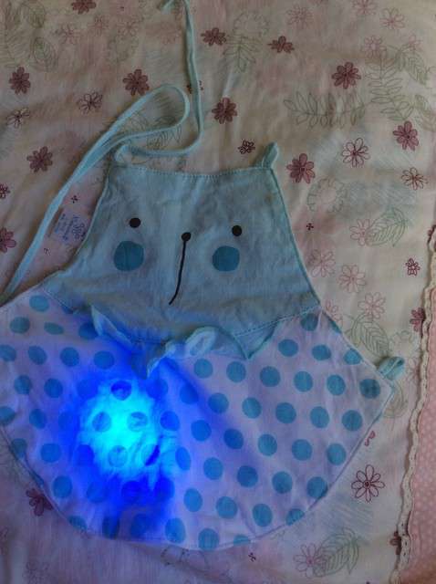  寶媽買了紫光手電，衣服上好多熒光劑，看的心慌害怕