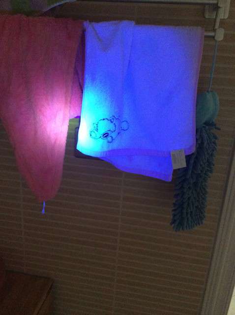  寶媽買了紫光手電，衣服上好多熒光劑，看的心慌害怕